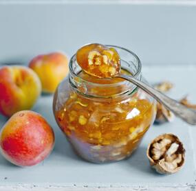 Aprikosenkonfitüre mit Walnüssen