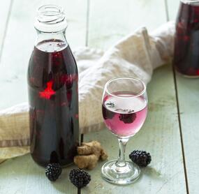 Herrlich süßer Brombeerlikör mit Gin