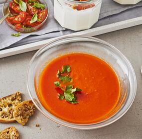 Kalte Caprese-Suppe mit Büffelmozzarella