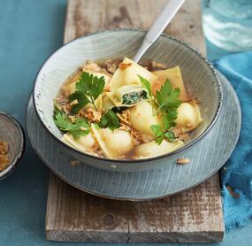 Selbstgemachte Ravioli in Rinderbrühe