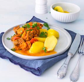 Zartes Gulasch mit buntem Gemüse