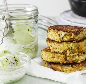 Quinoa-Halloumi-Taler mit Gurkensalat