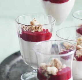 Weiße Schokoladencreme mit Himbeerspiegel