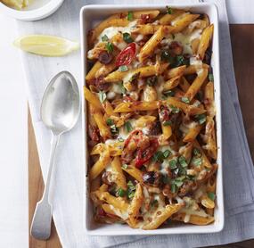 Scharfer Arrabbiata-Auflauf mit Mozzarella