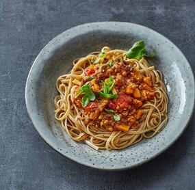 Dinkelnudeln mit veganer Linsenbolognese