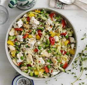 Griechischer Orzo-Salat mit Bohnen und Feta