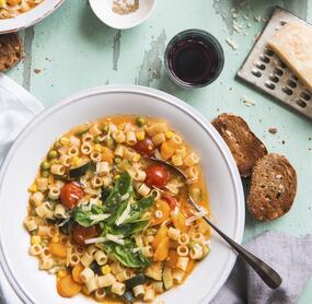 Minestrone mit kleinen Nudeln und Parmesan