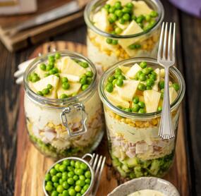 Cremiger Schichtsalat mit Nudeln und Schinken