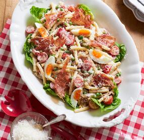 Nudelsalat Carbonara mit Bacon und Ei
