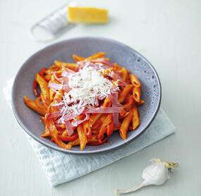One-Pot-Penne mit Paprika-Salami-Soße