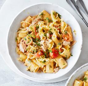 Cremige Zitronen-Thunfisch-Pasta mit Kirschtomaten
