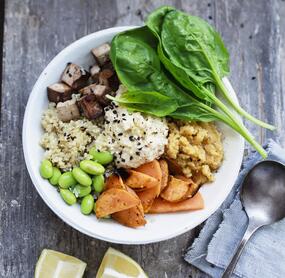 Vegane Buddha Bowl mit Quinoa und Tofu