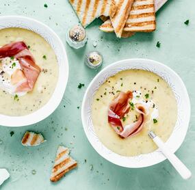 Chunky Kartoffelsuppe mit Räucherschinken und Schmand