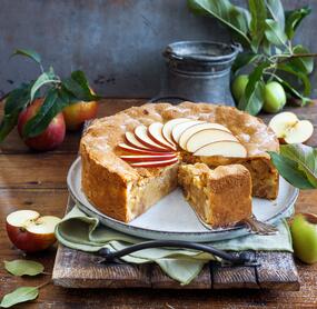 Gedeckter Apfelkuchen mit Mandeln