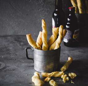 Die knusprigsten Käsestangen