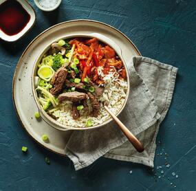 Kantonesische Rinderfiletstreifen mit Gemüse und Reis