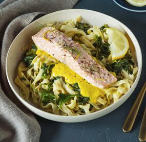 Lachs mit Bandnudeln und Curry-Soße