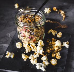 Popcorngewürz mit bunten Schokolinsen