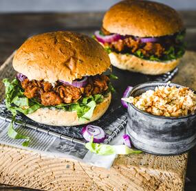 Pulled BBQ Jackfruit Burger mit Coleslaw
