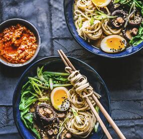 Vegetarische Ramen Bowl mit Shiitake
