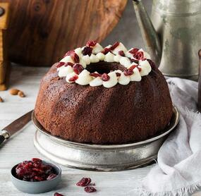 Nussiger Schokoladenkuchen mit Cheesecake-Frosting