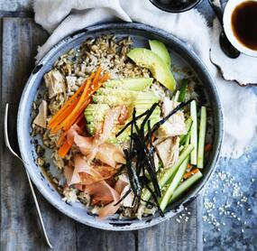 Ausgewogene Sushi Bowl mit Thunfisch