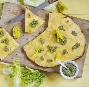 Kartoffelkuchen mit Salatpesto