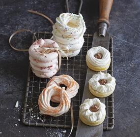 Baiser auf Mürbeteig mit Maracujakonfitüre