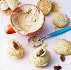 Banana-Bread-Whoopies mit Pekannüssen