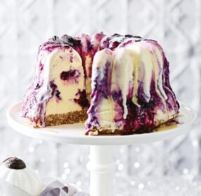 Blaubeer-Eistorte mit Vanillepudding
