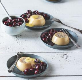 Eierlikör-Pannacotta mit Kirsch-Glühwein-Kompott