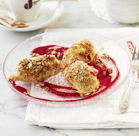 Gedämpfte Ricotta-Nocken mit Himbeersoße