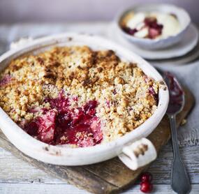 Knuspriger Glühwein-Crumble mit Nussstreuseln