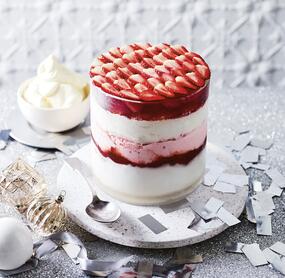 Kokos-Erdbeer-Eis-Trifle mit Gin-Gelee