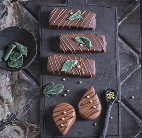 Lebkuchen-Marzipan-Stangen mit Kirsche