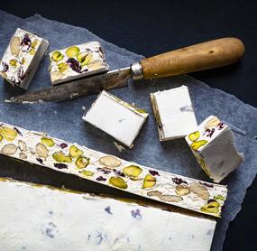 Mandel-Cranberry-Nougat mit Pistazien