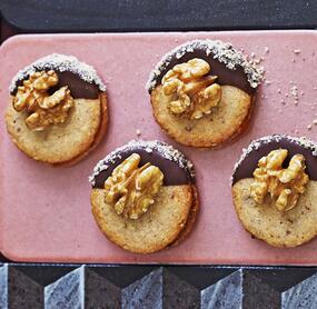 Nuss-Doppeldecker mit Schokolade