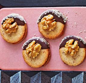 Nuss-Doppeldecker mit Schokolade