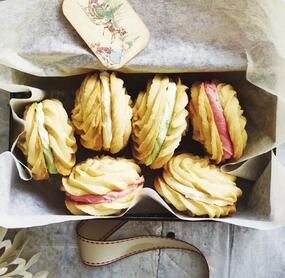 Spritzgebäck-Sandwiches mit Buttercreme