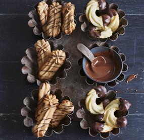 Spritzgebäck mit Schokoglasur