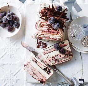 Vanille-Kirsch-Eisschnitte mit Schokolade
