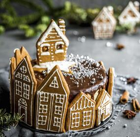 Weihnachts-Cheesecake mit Lebkuchendorf