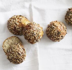 Low-Carb-Chia-Quarkbrötchen