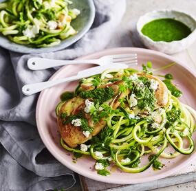 Hähnchenschnitzel mit Zucchini-Nudeln und Salsa Verde