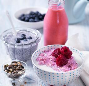Porridge mit Himbeeren und Kürbiskernen