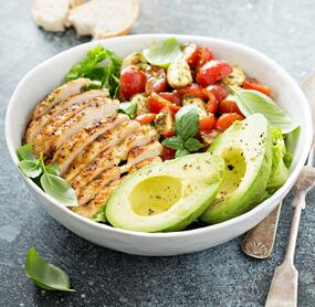 Power-Avocado-Hähnchen-Bowl
