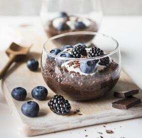 Low-Carb-Schoko-Chiapudding mit Beeren