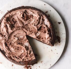 Low-Carb-Schokoladenkuchen mit Frischkäse-Frosting