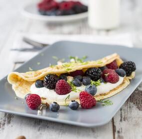 Süßes Low-Carb-Omelett mit Quark und Beeren