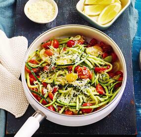 Zucchini-Tomaten-Spaghetti mit Parmesan